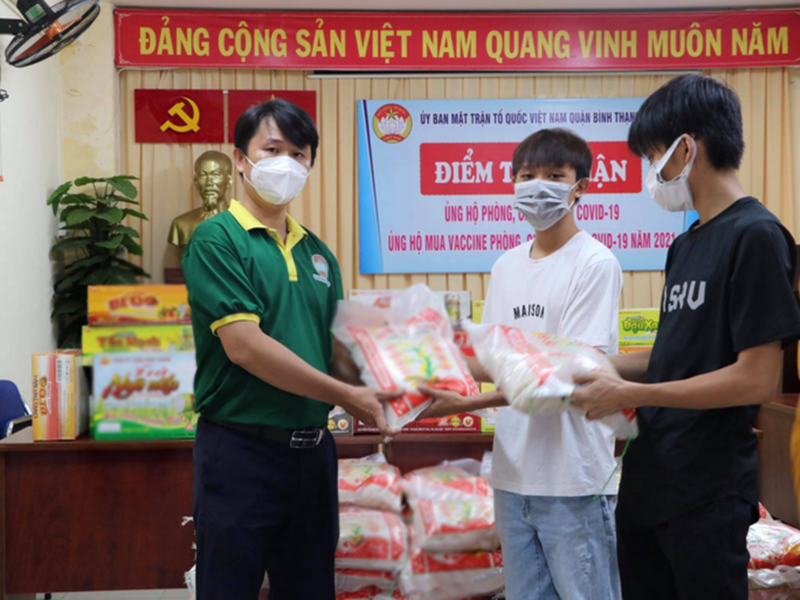 Ủy ban Mặt trận Tổ quốc quận Bình Thạnh, TP HCM tiếp nhận quà từ phía Hồ Văn Cường và mẹ nuôi của em. Ảnh: Người lao động