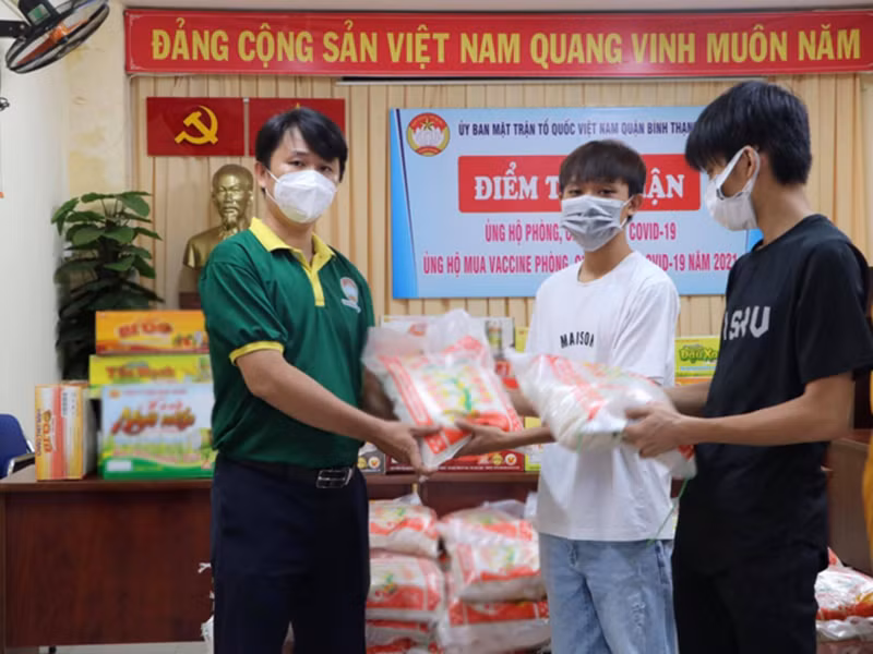 Ủy ban Mặt trận Tổ quốc quận Bình Thạnh, TP HCM tiếp nhận quà từ phía Hồ Văn Cường và mẹ nuôi của em. Ảnh: Người lao động