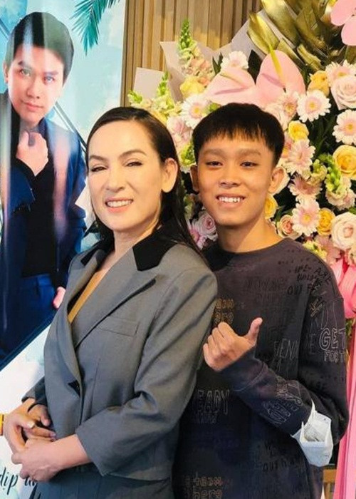 “Tôi không muốn mọi người xới lại chuyện này vì những ngày qua tâm lý của Cường rất ổn định, không có biểu hiện gì lạ hết. Tình cảm mẹ con chúng tôi vẫn rất tốt đẹp. Tôi không muốn cộng đồng mạng làm rối rắm tinh thần và tâm lý của mẹ con tôi nữa”, Phi Nhung chia sẻ.