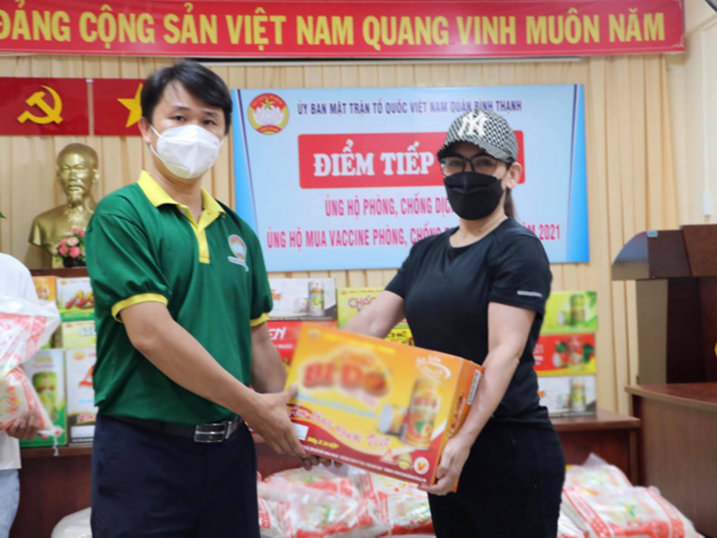 Phi Nhung cho biết: "Hai mẹ con em có bao nhiêu thì làm bấy nhiêu ạ. Một tấn gạo gửi đến Ủy ban Mặt trận Tổ quốc quận Bình Thạnh chiều nay ạ. Nhưng bệnh dịch chúng em không có mặt, xin bà con hoan hỷ nhận tấm lòng của hai mẹ con em nhé. Mong Sài Gòn mình sẽ mau bình phục". Ảnh: Saostar
