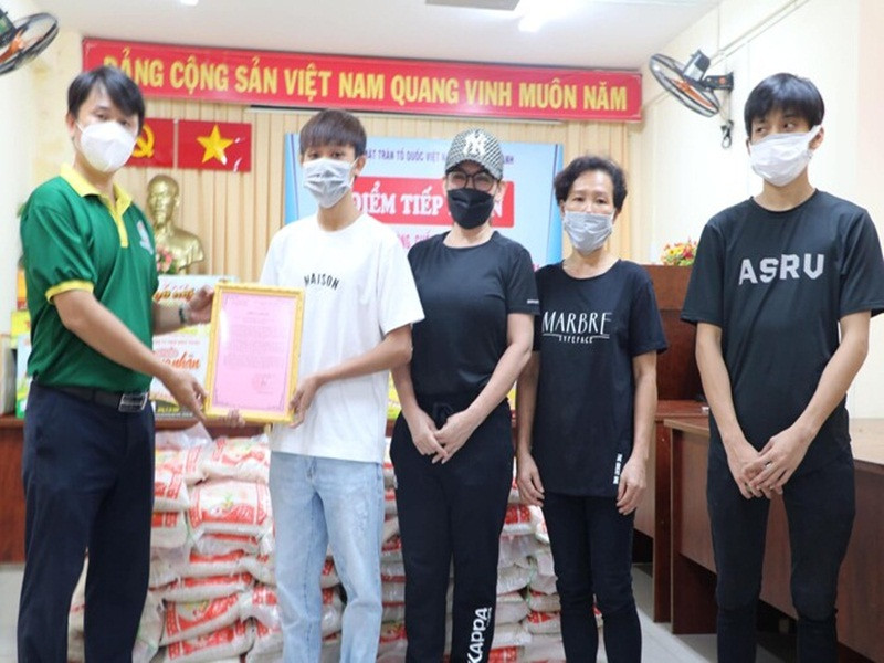 Phi Nhung và con nuôi Hồ Văn Cường được trao giấy chứng nhận đóng góp. Ảnh: Saostar