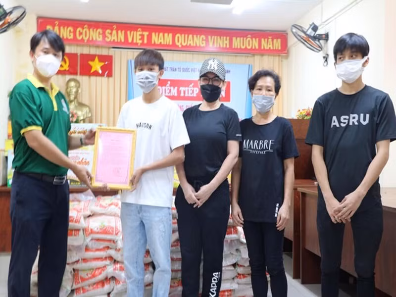 Phi Nhung và con nuôi Hồ Văn Cường được trao giấy chứng nhận đóng góp. Ảnh: Saostar