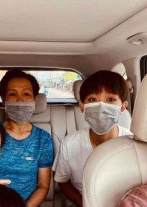 Khi Hồ Văn Cường thi tốt nghiệp THPT, Phi Nhung không đưa con nuôi đi thi nhưng nhắn tin động viên, cổ vũ tinh thần và dặn dò Hồ Văn Cường giữ gìn sức khỏe.