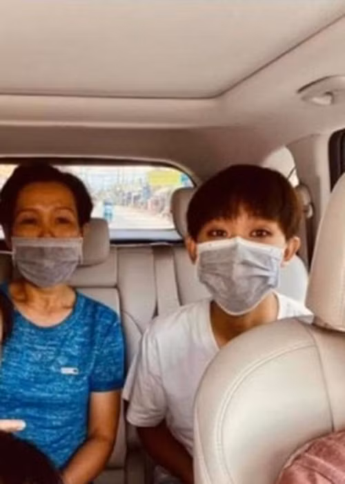 Khi Hồ Văn Cường thi tốt nghiệp THPT, Phi Nhung không đưa con nuôi đi thi nhưng nhắn tin động viên, cổ vũ tinh thần và dặn dò Hồ Văn Cường giữ gìn sức khỏe.