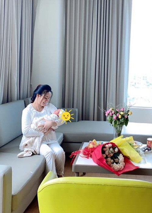 Ngày 14/7, fanpage của Vy Oanh chia sẻ hình ảnh nữ ca sĩ bên con thứ 3. 1 ngày trước đó, giọng ca "Đồng xanh" đăng tải check in tại phòng sinh.