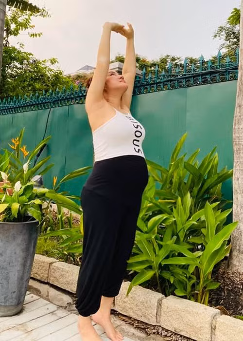 Cuộc khẩu chiến giữa Vy Oanh và bà Phương Hằng tạm dừng lại khi nữ ca sĩ tuyên bố dừng cuộc chiến để chuẩn bị đi sinh nở.