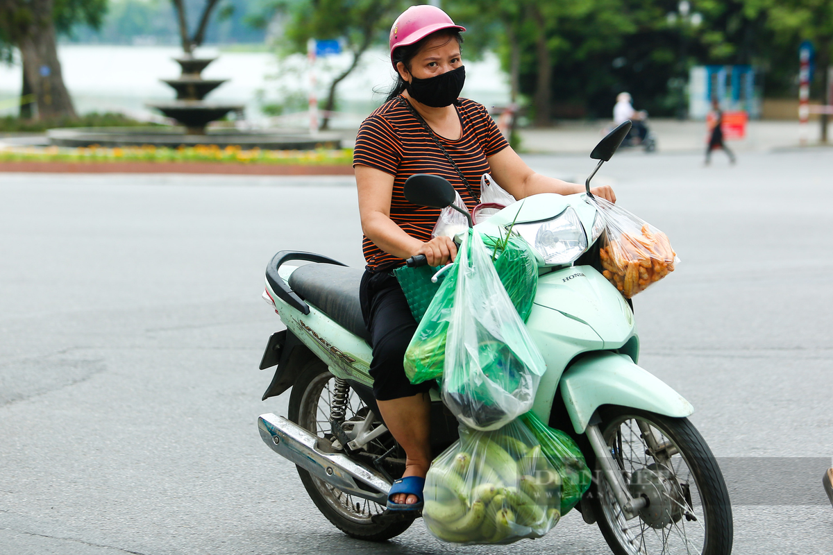 Chỉ những trường hợp thật sự cần thiết như: mua lương thực, thực phẩm, thuốc men, cấp cứu, khám chữa bệnh, tiêm chủng và các trường hợp khẩn cấp khác; đi công tác công vụ, làm việc tại cơ quan, công sở, làm việc tại nhà máy, cơ sở sản xuất, cơ sở kinh doanh dịch vụ, hàng hóa thiết yếu được phép hoạt động.