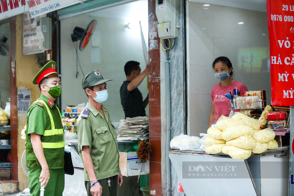 Trao đổi với PV, bà Bà Lê Thị Mỵ, Bí thư phường Hàng Đào cho hay, với tinh thần mỗi người dân là một chiến sỹ mỗi tổ dân phố là một pháo đài với sự vào cuộc của cả hệ thống chính trị phường nhân dân phường Hàng Đào thực hiện rất tốt công tác phòng chống dịch góp phần cùng quận Hoàn Kiếm và thành phố đẩy lùi dịch bệnh.