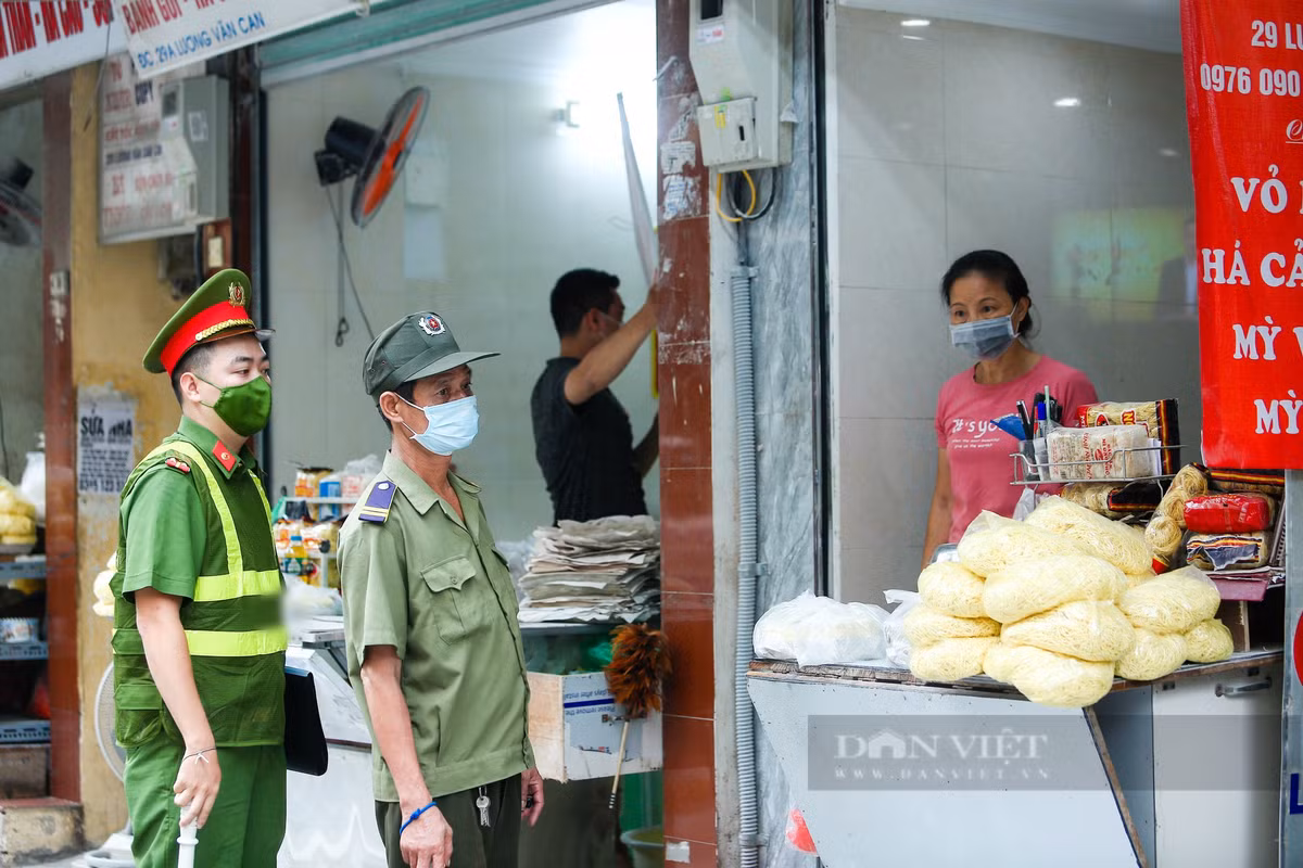 Trao đổi với PV, bà Bà Lê Thị Mỵ, Bí thư phường Hàng Đào cho hay, với tinh thần mỗi người dân là một chiến sỹ mỗi tổ dân phố là một pháo đài với sự vào cuộc của cả hệ thống chính trị phường nhân dân phường Hàng Đào thực hiện rất tốt công tác phòng chống dịch góp phần cùng quận Hoàn Kiếm và thành phố đẩy lùi dịch bệnh.