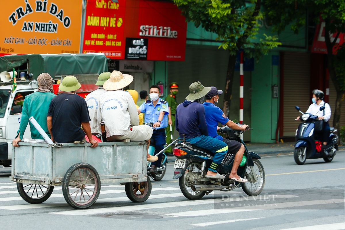 Thực hiện nghiêm chỉ đạo giãn cách của TP, lực lượng chức năng hàng ngày vẫn đi tuyên truyền, yêu cầu người dân không ra khỏi nhà khi không thực sự cần thiết như đi mua lương thực, nhu yếu phẩm hoặc khám chữa bệnh…