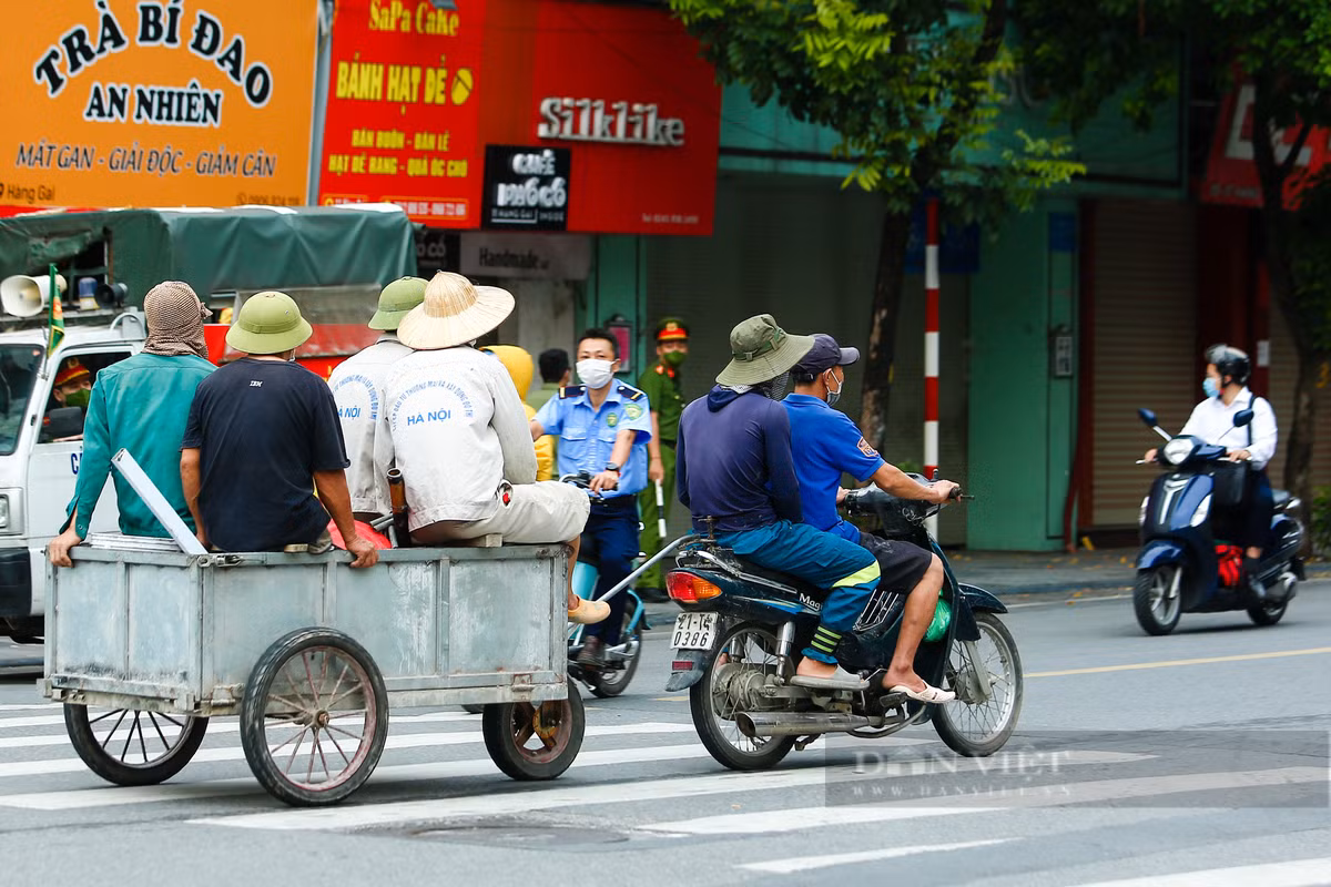 Thực hiện nghiêm chỉ đạo giãn cách của TP, lực lượng chức năng hàng ngày vẫn đi tuyên truyền, yêu cầu người dân không ra khỏi nhà khi không thực sự cần thiết như đi mua lương thực, nhu yếu phẩm hoặc khám chữa bệnh…
