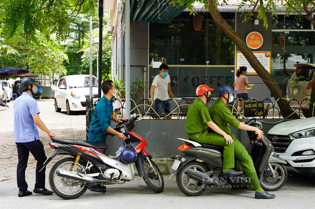 Trường hợp thứ 2, phường Dịch Vọng đã xử phạt 2 người đàn ông ngồi uống trà, hút thuốc tại khu vực sân chung cư số 60 phố Khúc Thừa Dụ. Trao đổi với PV Dân Việt, ông Nguyễn Việt Trung - Chủ tịch UBND phường Dịch Vọng cho biết: "Tính đến nay phường đã xử phạt được 9 trường hợp vi phạm, thu về 18 triệu tiền phạt hành chính. Đối với những trường hợp cố tình vi phạm, phường sẽ xử lý nghiêm theo đúng quy định đặt ra:.