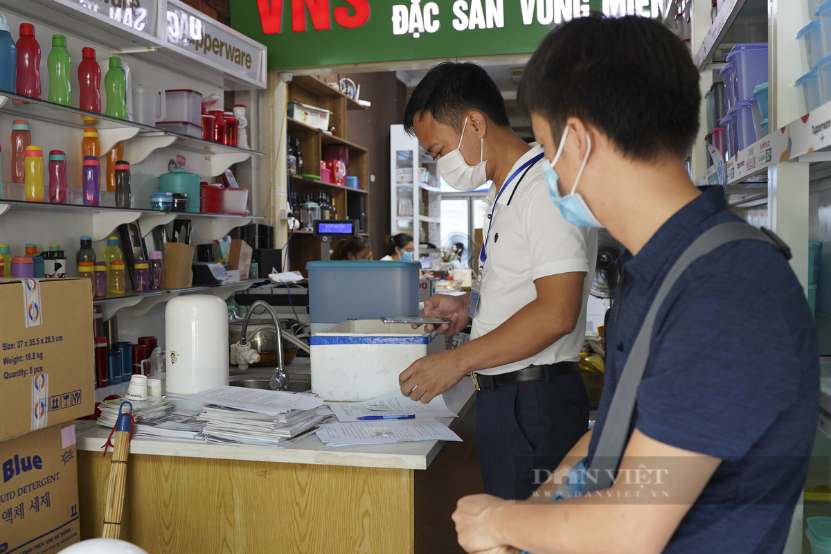 Cùng ngày, lực lượng chức năng phường Dịch Vọng (Cầu Giấy, Hà Nội) đã tiến hành đi tuần tra và xử lý trường hợp vi phạm không thực hiện biện pháp bảo vệ cá nhân đối với người tham gia chống dịch và người có nguy cơ mắc bệnh dịch theo hướng dẫn của cơ quan y tế, trường hợp này bị phạt 4 triệu đồng.