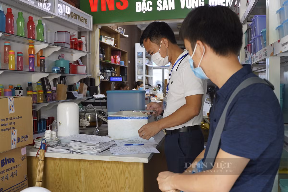 Cùng ngày, lực lượng chức năng phường Dịch Vọng (Cầu Giấy, Hà Nội) đã tiến hành đi tuần tra và xử lý trường hợp vi phạm không thực hiện biện pháp bảo vệ cá nhân đối với người tham gia chống dịch và người có nguy cơ mắc bệnh dịch theo hướng dẫn của cơ quan y tế, trường hợp này bị phạt 4 triệu đồng.