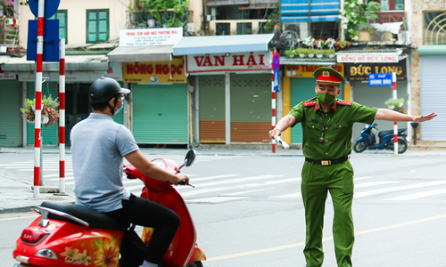 Người dân bị kiểm tra đều phải xuất trình giây tờ tuỳ thân và các giấy tờ chứng minh đang làm việc.