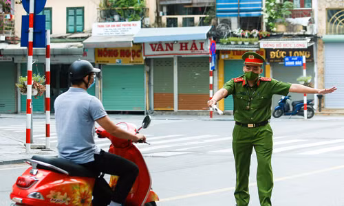 Người dân bị kiểm tra đều phải xuất trình giây tờ tuỳ thân và các giấy tờ chứng minh đang làm việc.