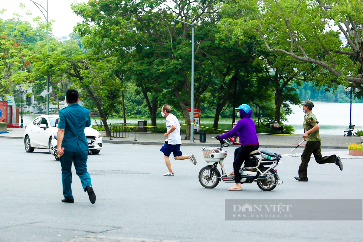 Thậm chí, một số người còn cố tình chạy, né tránh lực lượng chức năng.