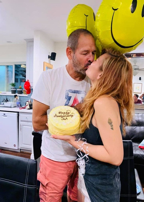 Cặp đôi trao nhau nụ hôn ngọt ngào trong ngày kỷ niệm.