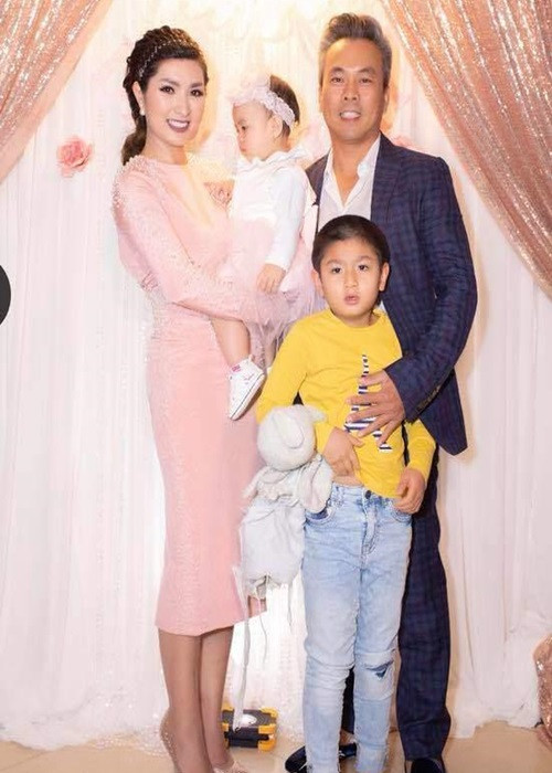 “Anh luôn thức dậy sớm mỗi sáng đưa Skyler tới lớp, sau đó căn giờ trưa đón bé đến lớp học khác dành cho trẻ bị chậm nói. Khi trở về nhà, anh cho bé Skyler được vui chơi trong vòng tay của gia đình”, nữ ca sĩ chia sẻ trên Ngôi sao. Ảnh: Vietnamnet