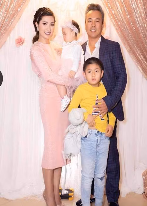 “Anh luôn thức dậy sớm mỗi sáng đưa Skyler tới lớp, sau đó căn giờ trưa đón bé đến lớp học khác dành cho trẻ bị chậm nói. Khi trở về nhà, anh cho bé Skyler được vui chơi trong vòng tay của gia đình”, nữ ca sĩ chia sẻ trên Ngôi sao. Ảnh: Vietnamnet