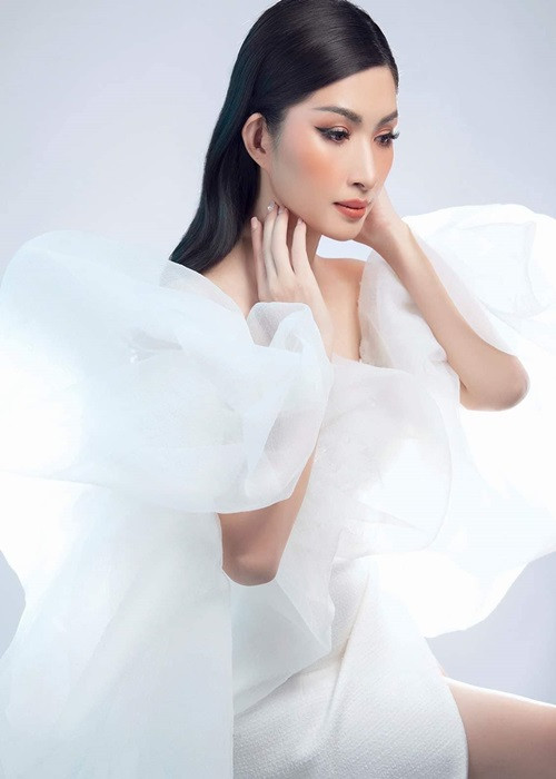 Nữ ca sĩ cho rằng may mắn của cô là có doanh nhân Minh Quân đồng cảm để chia sẻ công việc, chuyện con cái. “Anh là người sát cánh cùng tôi vượt qua nhiều chênh chao trong cuộc sống”, Hồng Nhung nói. Thế nhưng, cả hai cuối cùng vẫn chia tay.