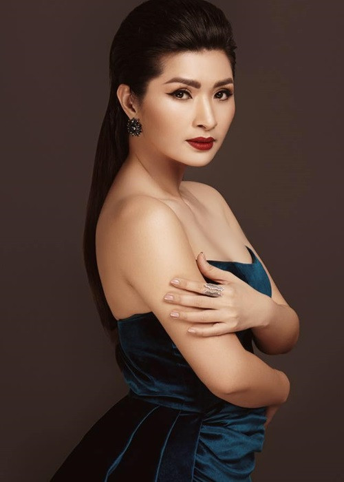 “Họ chấp nhận thay đổi cả hoàn cảnh sống, công việc, đánh cược với sự nghiệp vì mình. Dần dần, tôi nghĩ đó là người xứng đáng để cùng nắm tay đi tới cuối con đường”, nữ ca sĩ hải ngoại tâm sự.