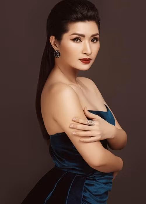 “Họ chấp nhận thay đổi cả hoàn cảnh sống, công việc, đánh cược với sự nghiệp vì mình. Dần dần, tôi nghĩ đó là người xứng đáng để cùng nắm tay đi tới cuối con đường”, nữ ca sĩ hải ngoại tâm sự.