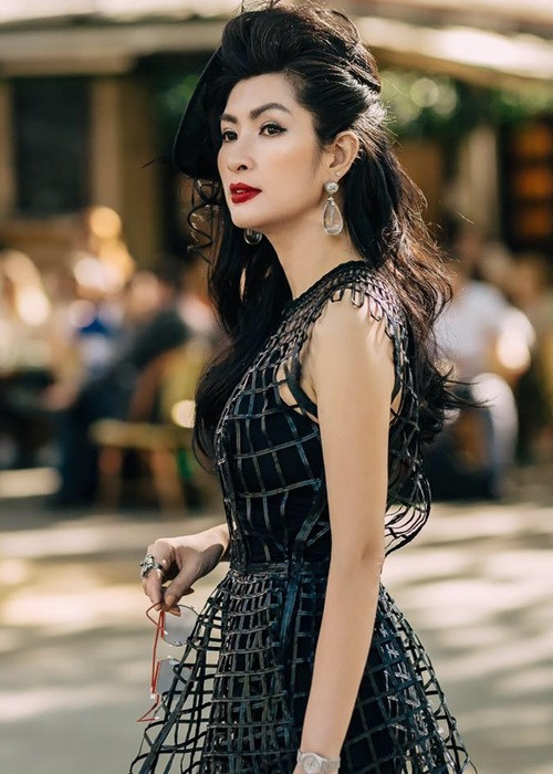 Hồng Nhung từng thổ lộ, doanh nhân Minh Quân cho cô thấy mình đã mạnh mẽ ra sao khi một mình nuôi con. Nhờ Minh Quân, Hồng Nhung nhận ra tình yêu là sự hy sinh của một người đàn ông luôn vì người phụ nữ mình thương.