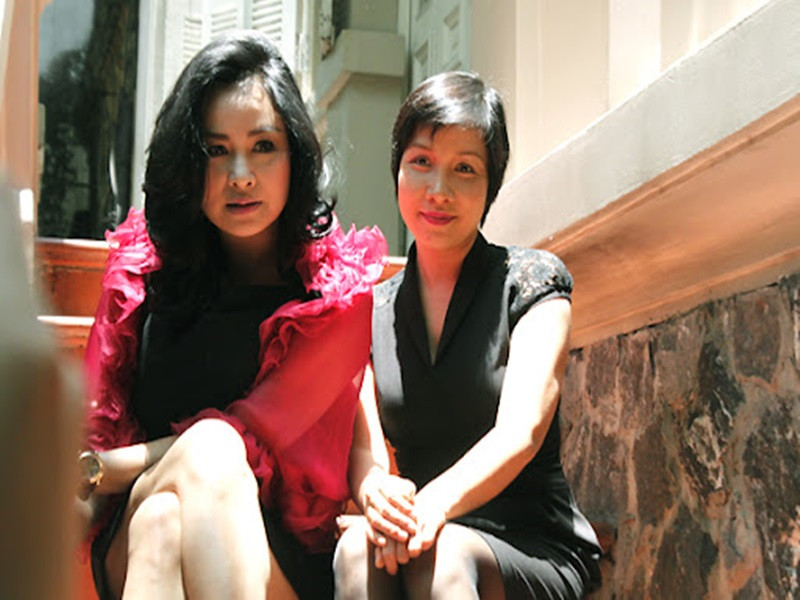 Năm 2007, Mỹ Linh chia sẻ trên Netlife: “Ở Việt Nam chỉ có NSND Lê Dung và Thanh Lam mới có thể xứng với danh xưng diva. Cô Lê Dung là người hát rút ruột, rút gan và gây ra một ảnh hưởng lớn trong các thế hệ ca sĩ sau này. Cũng giống như chị Thanh Lam. Chị ấy vẫn luôn ở đỉnh cao sau bao sóng gió của cuộc đời. Thanh Lam là người quyết liệt. Tôi không chịu nhiều ảnh hưởng của cô Lê Dung vì cách xa thế hệ, nhưng tôi chịu ảnh hưởng rất nhiều từ Thanh Lam”. Ảnh: Hà Nội mới