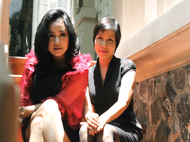 Năm 2007, Mỹ Linh chia sẻ trên Netlife: “Ở Việt Nam chỉ có NSND Lê Dung và Thanh Lam mới có thể xứng với danh xưng diva. Cô Lê Dung là người hát rút ruột, rút gan và gây ra một ảnh hưởng lớn trong các thế hệ ca sĩ sau này. Cũng giống như chị Thanh Lam. Chị ấy vẫn luôn ở đỉnh cao sau bao sóng gió của cuộc đời. Thanh Lam là người quyết liệt. Tôi không chịu nhiều ảnh hưởng của cô Lê Dung vì cách xa thế hệ, nhưng tôi chịu ảnh hưởng rất nhiều từ Thanh Lam”. Ảnh: Hà Nội mới