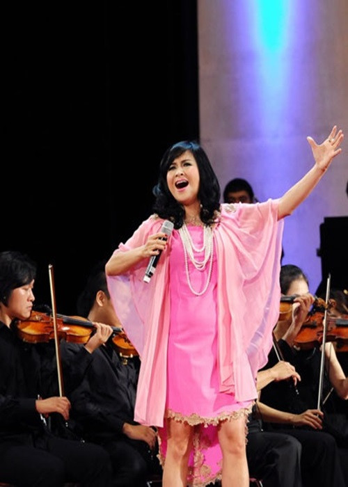 Theo Gia đình và xã hội, liên tiếp các năm từ 1997-2001, Thanh Lam nhận giải top 10 Ca sĩ được yêu thích nhất của Làn sóng xanh. Các ca khúc giúp cô nhận giải ca sĩ được yêu thích như: “Khát vọng”, “Cho em một ngày”, “Bên em là biển rộng”, “Giọt nắng bên thềm”, “Hoa tím ngoài sân”, “Em và tôi”, “Chia tay hoàng hôn”, “Một ngày mùa đông”, “Chiều xuân”, “Hoa cỏ mùa xuân”, “Hát với chú ve con”, “Ngồi hát ca bềnh bồng”, “Không thể và có thể”, “Đợi chờ”, “Đố tình”...Ảnh: Gia đình và xã hội