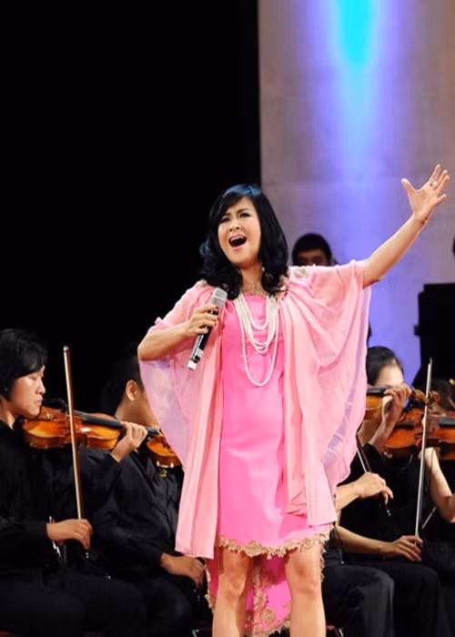 Theo Gia đình và xã hội, liên tiếp các năm từ 1997-2001, Thanh Lam nhận giải top 10 Ca sĩ được yêu thích nhất của Làn sóng xanh. Các ca khúc giúp cô nhận giải ca sĩ được yêu thích như: “Khát vọng”, “Cho em một ngày”, “Bên em là biển rộng”, “Giọt nắng bên thềm”, “Hoa tím ngoài sân”, “Em và tôi”, “Chia tay hoàng hôn”, “Một ngày mùa đông”, “Chiều xuân”, “Hoa cỏ mùa xuân”, “Hát với chú ve con”, “Ngồi hát ca bềnh bồng”, “Không thể và có thể”, “Đợi chờ”, “Đố tình”...Ảnh: Gia đình và xã hội