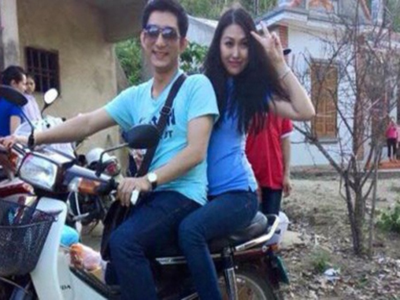 Năm 2014, nữ diễn viên công khai hẹn hò Bảo Duy kém cô 2 tuổi. Sau đó, cả hai đăng ký kết hôn. Khi mới sống chung, Phi Thanh Vân và chồng trẻ thường xuyên cãi vã. Khi nữ diễn viên đòi ly hôn, Bảo Duy uống rượu và tự chặt ngón tay ở nhà. Sự việc của chồng trẻ Phi Thanh Vân khiến dư luận bàn tán xôn xao. Ảnh: Một thế giới