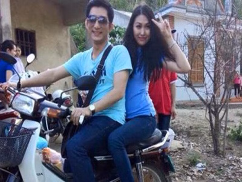 Năm 2014, nữ diễn viên công khai hẹn hò Bảo Duy kém cô 2 tuổi. Sau đó, cả hai đăng ký kết hôn. Khi mới sống chung, Phi Thanh Vân và chồng trẻ thường xuyên cãi vã. Khi nữ diễn viên đòi ly hôn, Bảo Duy uống rượu và tự chặt ngón tay ở nhà. Sự việc của chồng trẻ Phi Thanh Vân khiến dư luận bàn tán xôn xao. Ảnh: Một thế giới