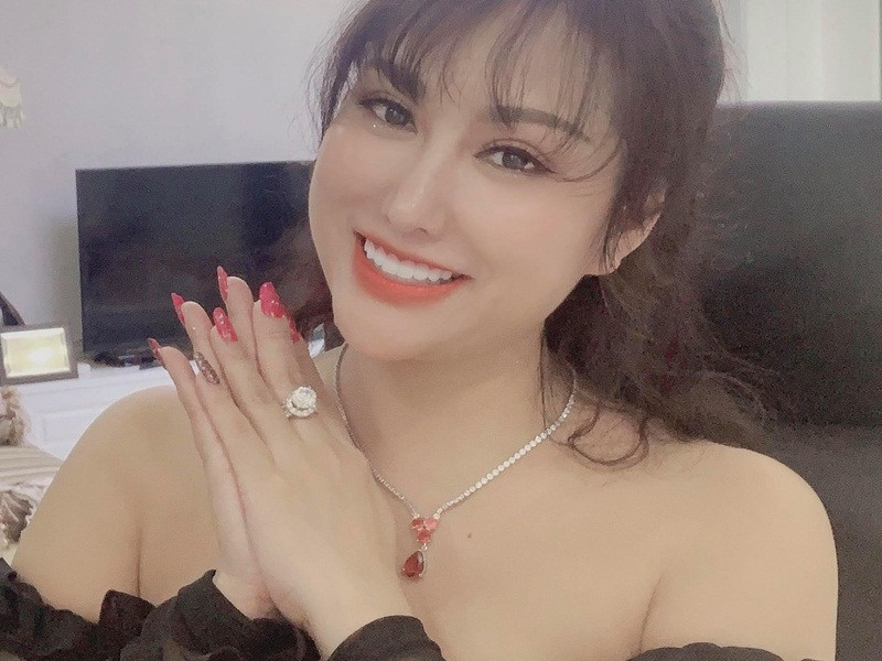 Năm 2020, “nữ hoàng dao kéo” chia sẻ với báo Dân Việt chuyện người đàn ông bí ẩn "siêu giàu" theo đuổi cô suốt 2 năm. Sau đó, Phi Thanh Vân khoe được tặng nhẫn kim cương nhưng khẳng định không vội vàng trong chuyện tình cảm.