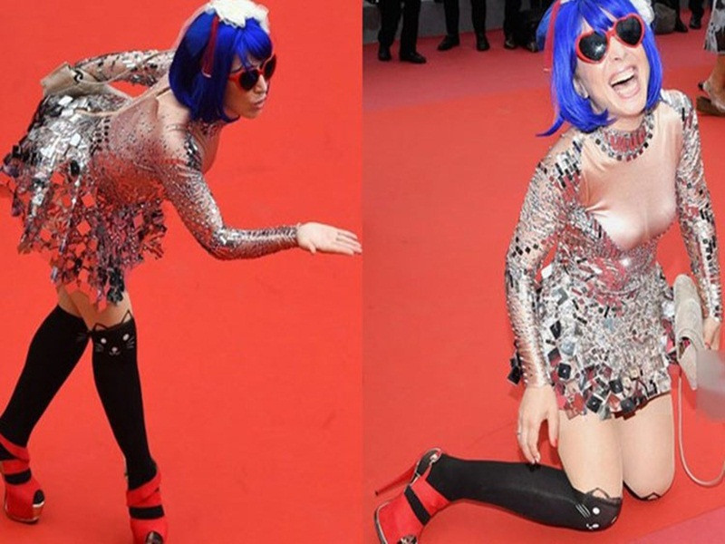 Xuất hiện tại thảm đỏ LHP Cannes 2018, nữ ca sĩ Marie Parie ăn mặc kì dị và liên tục tạo dáng quá lố. Ảnh: Getty