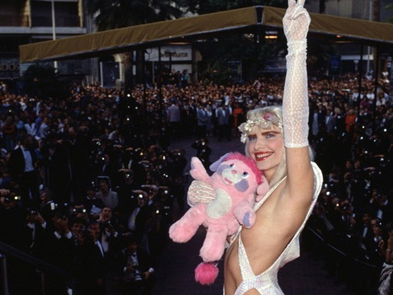 Diễn viên người Italy Ilona Staller từng bị chỉ trích khi diện bộ váy xuyên thấu kỳ dị tại thảm đỏ Cannes mùa 41. Ảnh: Zing