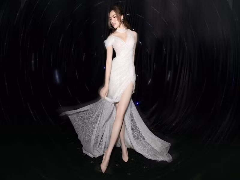 Mỹ nhân thân thiết với Khắc Tiệp thường xuyên khoe đôi chân tuyệt phẩm.