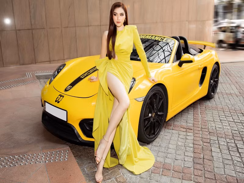 Làm MC hay người mẫu tại sự kiện, Thanh Huyền lựa chọn trang phục gợi cảm. Trong khi đó, lên sóng truyền hình, cô mặc kín đáo.