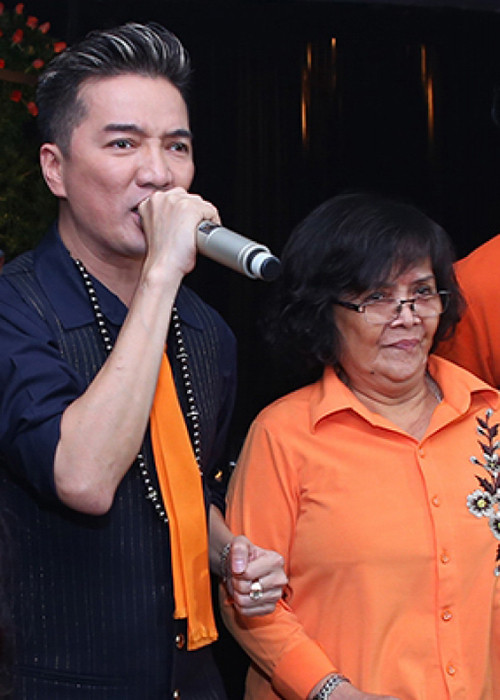 Nhiều lần, Đàm Vĩnh Hưng trách mẹ vì sao không thẳng thắn dù anh hy sinh nhiều điều, trong đó có cả hạnh phúc cá nhân. Vì quá mệt mỏi, nam ca sĩ quyết định công khai sự thật mẹ ruột nợ nần vì trò đỏ đen vào tháng 12/2016. Ảnh: Thế giới điện ảnh