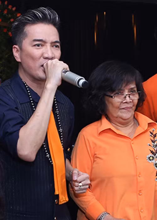 Nhiều lần, Đàm Vĩnh Hưng trách mẹ vì sao không thẳng thắn dù anh hy sinh nhiều điều, trong đó có cả hạnh phúc cá nhân. Vì quá mệt mỏi, nam ca sĩ quyết định công khai sự thật mẹ ruột nợ nần vì trò đỏ đen vào tháng 12/2016. Ảnh: Thế giới điện ảnh