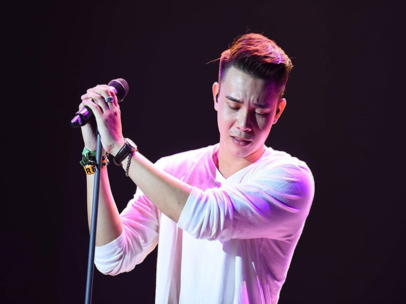 Đông Hùng cũng là sao Việt trả nợ tiền tỷ cho mẹ. Tháng 8/2017, nam ca sĩ chia sẻ hình ảnh tay bị chém rách bởi chủ nợ của mẹ. Nam ca sĩ cho hay trong suốt 4 năm, anh làm việc cật lực chỉ để trả khoản nợ 16 tỷ đồng của mẹ.