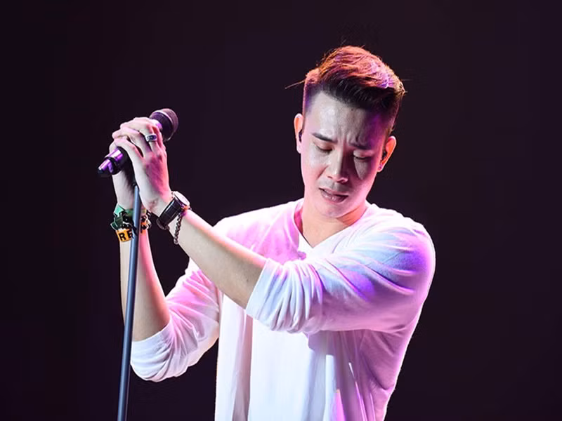 Đông Hùng cũng là sao Việt trả nợ tiền tỷ cho mẹ. Tháng 8/2017, nam ca sĩ chia sẻ hình ảnh tay bị chém rách bởi chủ nợ của mẹ. Nam ca sĩ cho hay trong suốt 4 năm, anh làm việc cật lực chỉ để trả khoản nợ 16 tỷ đồng của mẹ.