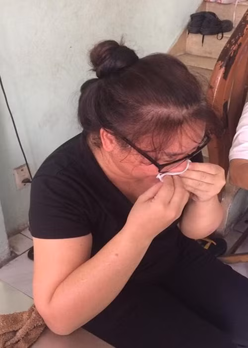 Mẹ ruột của Đông Hùng cho biết, bà không để tâm đến việc con trai đăng thông tin lên mạng xã hội, bởi nghĩ rằng con làm vậy cũng chỉ muốn mọi người thông cảm. Mẹ của Đông Hùng nói thêm bà chỉ biết động viên con, nếu không có con, bà chết từ lâu rồi. Ảnh: Khám phá