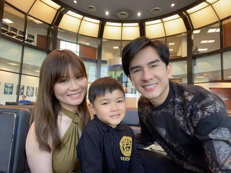 Nam ca sĩ chia sẻ: “Mới đầu con trai mình bé Thiên Từ nói là muốn đi máy bay helicopter, mình không biết đó là máy bay trực thăng và ra đến nơi thì mới ôi trời! Mời cả nhà xem bé Thiên Từ 4 tuổi lần đầu tiên trải nghiệm đi máy bay trực thăng với ba Đan Trường ai sợ hơn ai”.