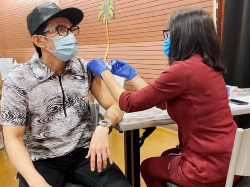 Khi sang Mỹ, Đan Trường tiêm mũi vắc xin thứ 2. Khi dịch bệnh được kiểm soát, anh cùng vợ khai trương cửa hàng.