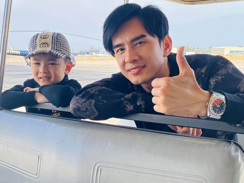 Đan Trường và con trai quấn quýt sau gần 1 năm xa cách.