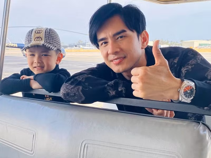 Đan Trường và con trai quấn quýt sau gần 1 năm xa cách.