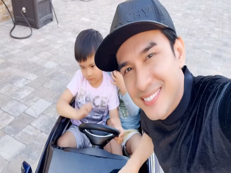 Ở Mỹ, nam ca sĩ là người chăm sóc, dạy dỗ con khi vợ bận việc.