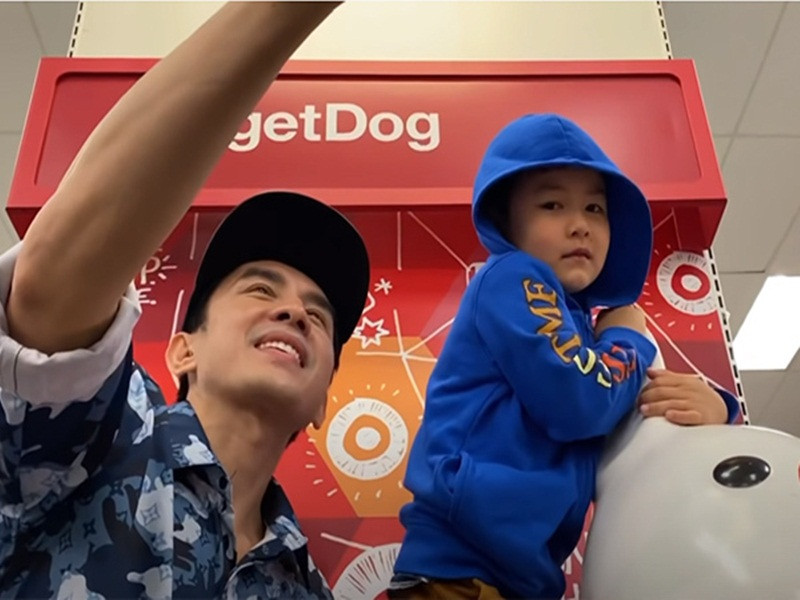 Anh Bo thường xuyên lưu giữ hình ảnh bên con trai.